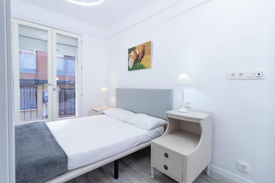 Bed, Balcony/Terrace, Photo of the whole room, Bedroom, Street view