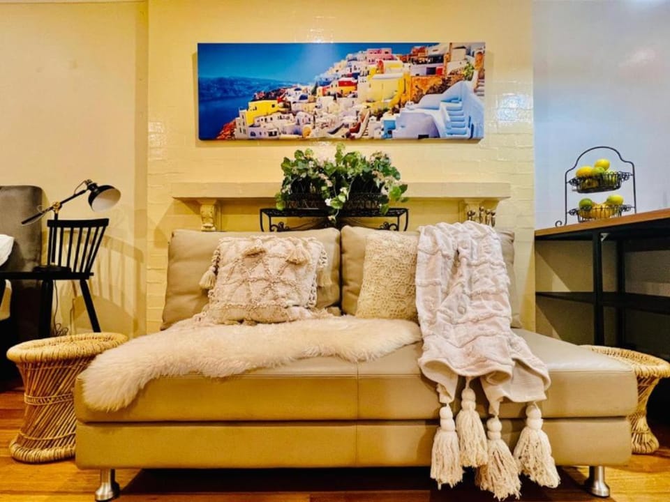 Cozy Self Contained Studio with Seperate Spacious Living room -Just a Stone's Throw from Newly Renovated Knox Westfield in East Melbourne Bed and Breakfast in Wantirna South