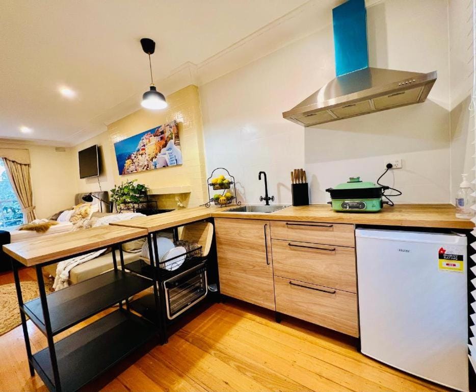 Cozy Self Contained Studio with Seperate Spacious Living room -Just a Stone's Throw from Newly Renovated Knox Westfield in East Melbourne Bed and Breakfast in Wantirna South