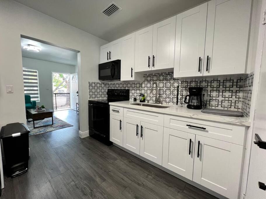 Stylish 2/1 centrally located! Apartment in Miami