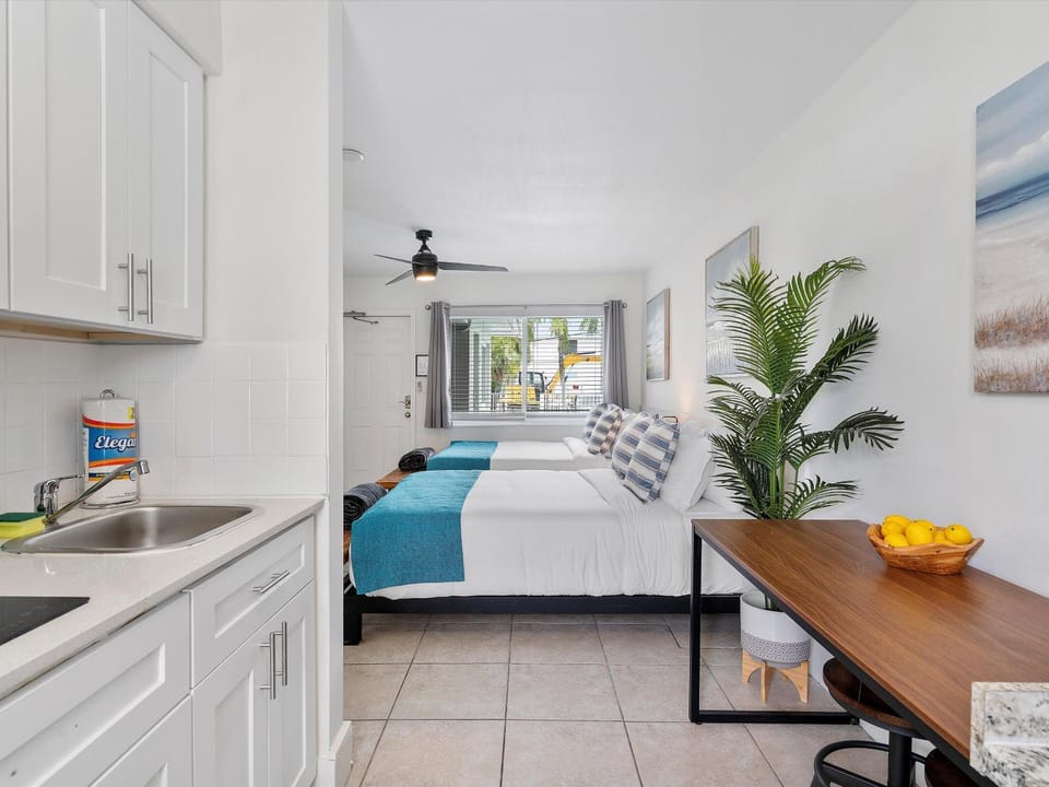 Bed, Kitchen or kitchenette, Photo of the whole room, Bedroom, fireplace