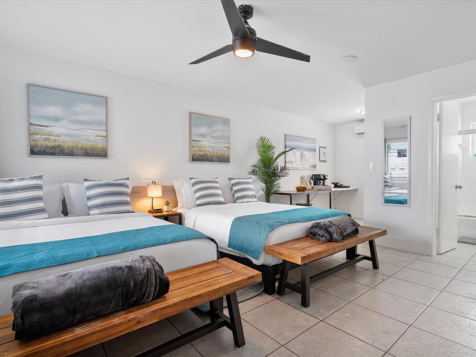 Bed, Photo of the whole room, Seating area, Bedroom, fireplace