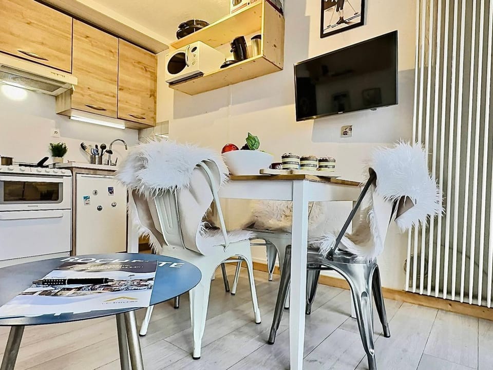 Studio cabine avec balcon Sud à 5 min des pistes, wifi inclus - FR-1-411-905 Cabin in Tignes