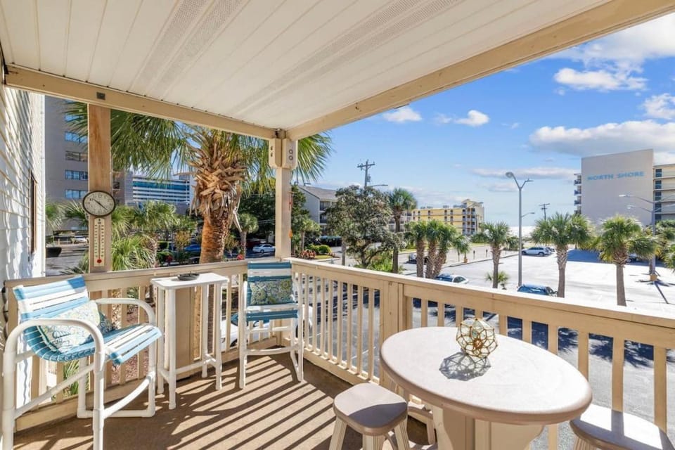 Magic Myrtle, On the Beach, Pet Friendly House in Myrtle Beach