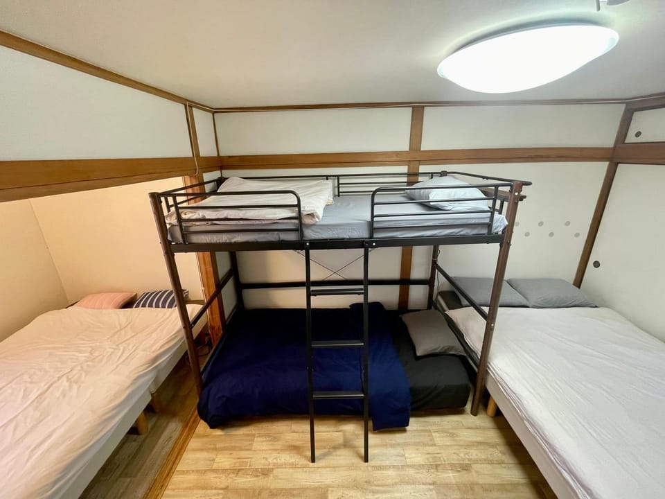 Bedroom, bunk bed