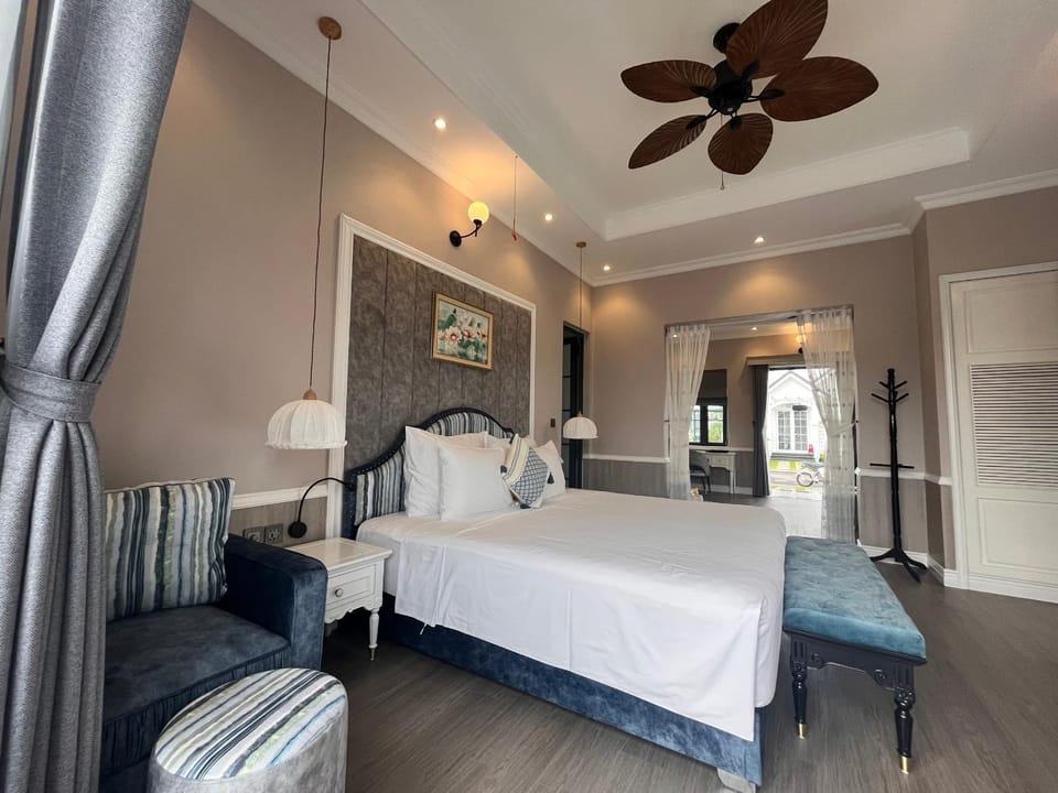 Bed, Photo of the whole room, fireplace