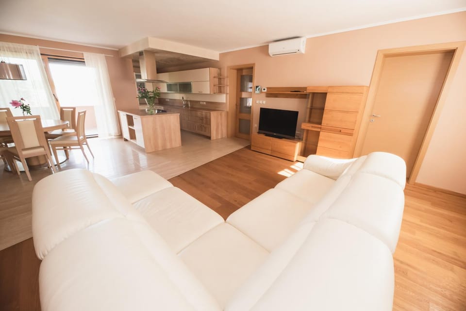 Living room, Seating area, Dining area, oven