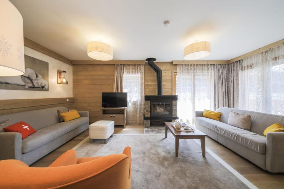 Bed, Living room, Bedroom, fireplace, kitchen