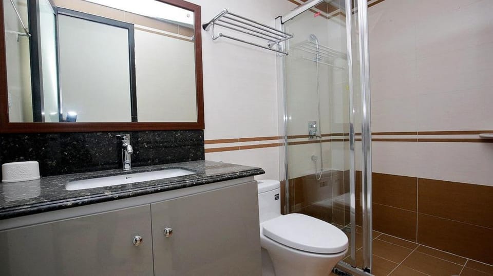 Shower, Toilet