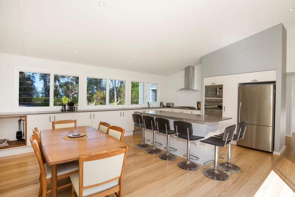 The Cabin - Waterfront with Fireplace - 5 mins to the Bay Cabin in Callala Bay