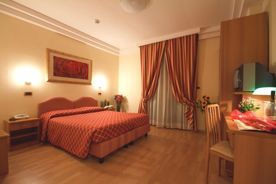 TV and multimedia, Photo of the whole room, Bedroom
