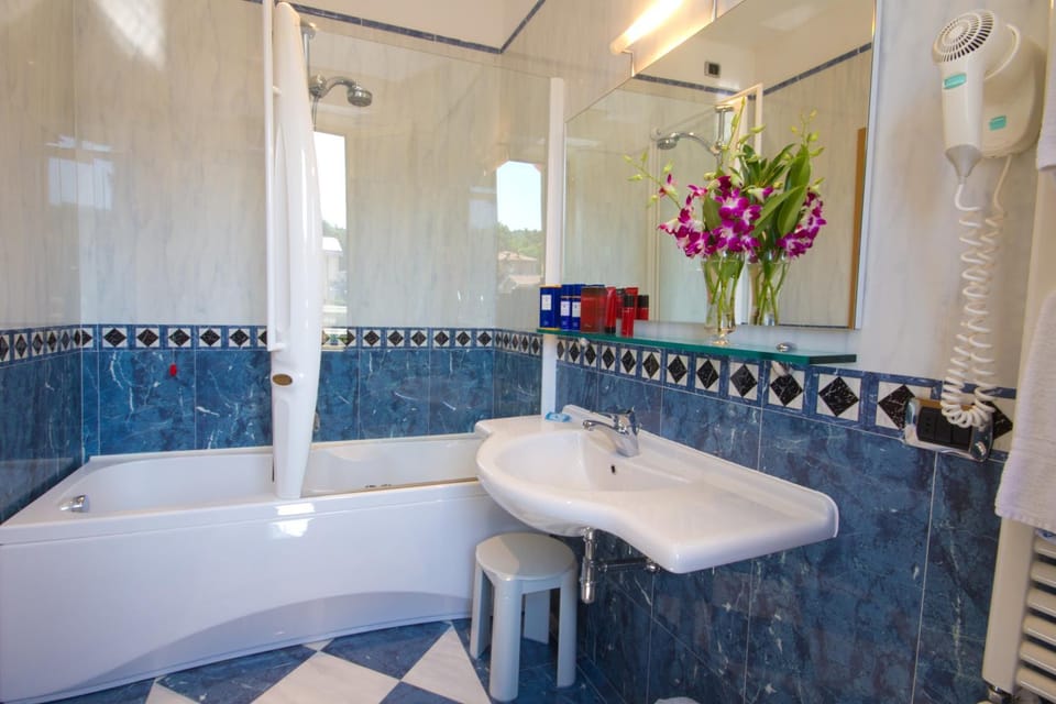 Shower, Hot Tub, Bathroom