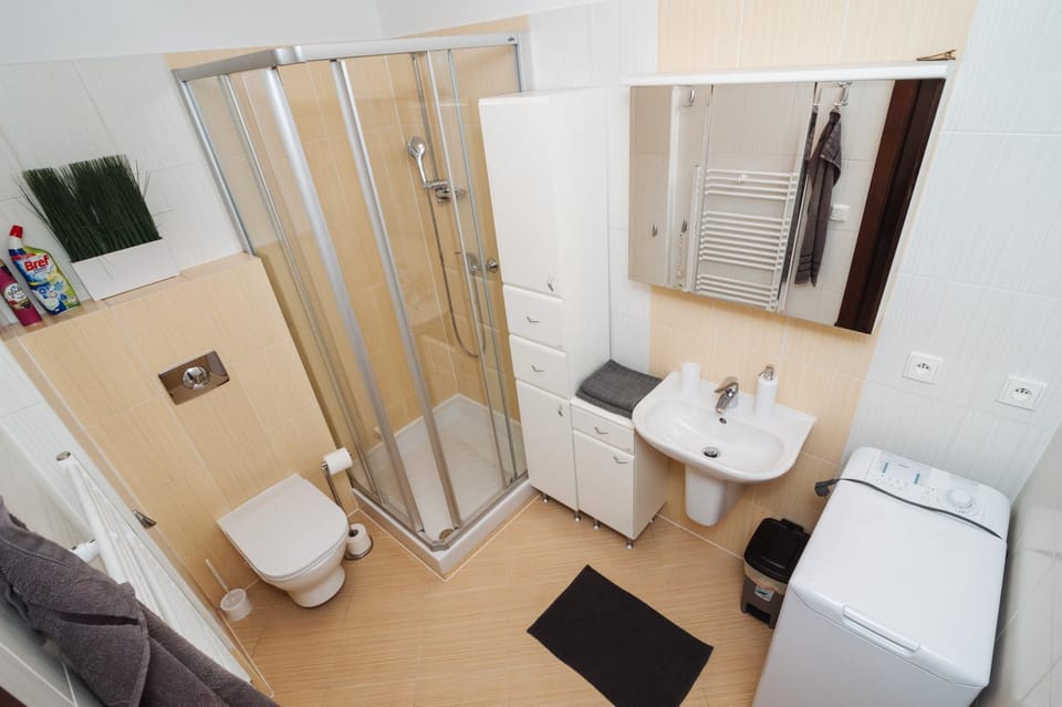 Shower, Toilet, Bathroom, towels, washing machine