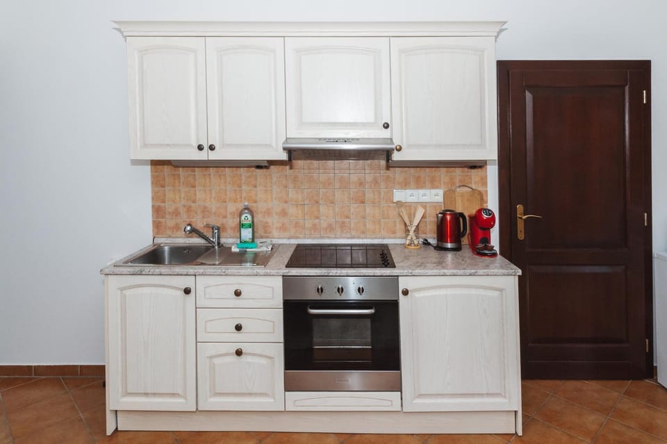 Kitchen or kitchenette, pet friendly, stove
