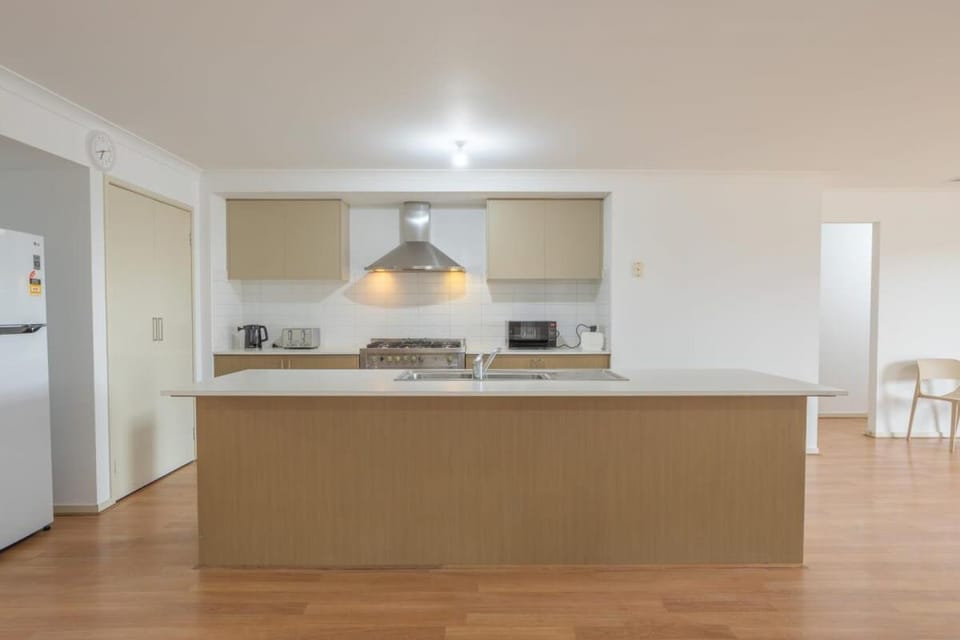 Relaxing Family Home in the heart of Tarneit House in Truganina