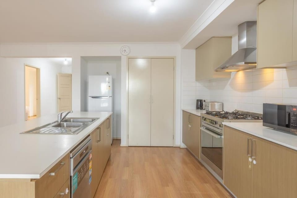 Relaxing Family Home in the heart of Tarneit House in Truganina