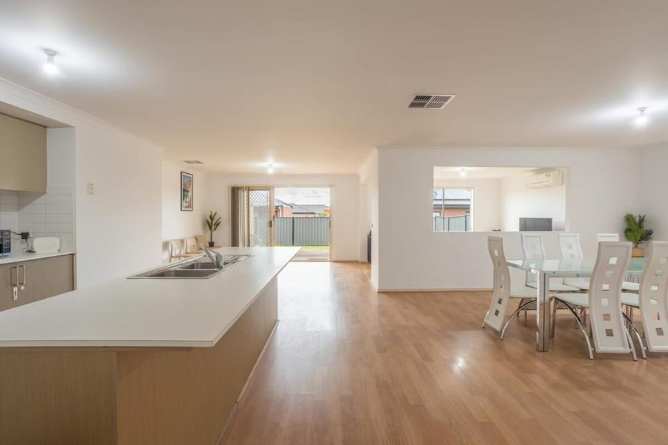 Relaxing Family Home in the heart of Tarneit House in Truganina