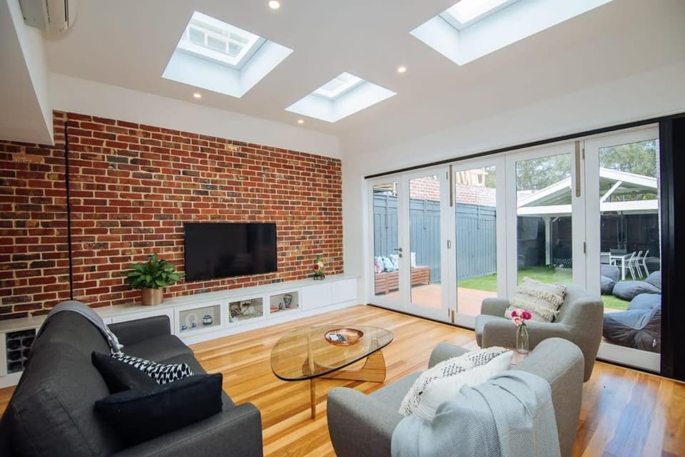 SENSATIONAL Renovated Cottage in Beautiful Seddon House in Melbourne