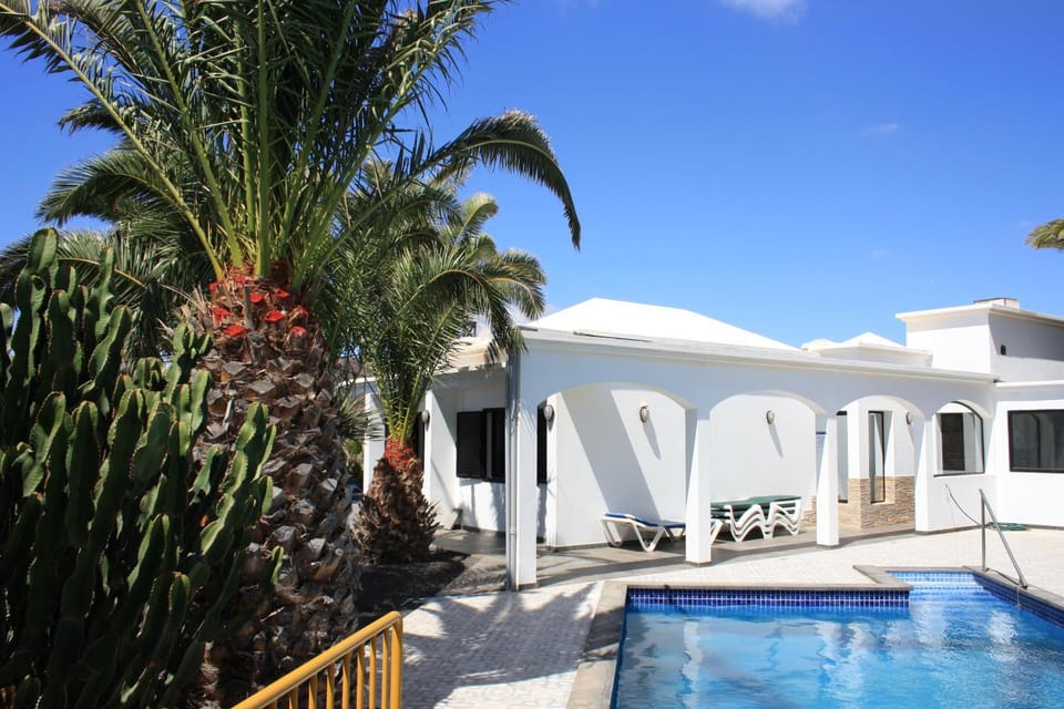 Property building, Balcony/Terrace, Pool view, Swimming pool, Swimming pool, sunbed