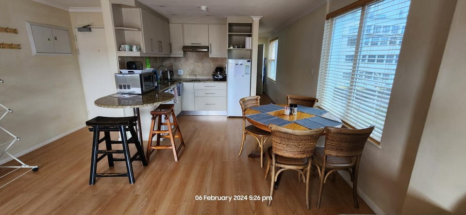 Kitchen or kitchenette, Dining area, dishwasher, minibar, pet friendly, stove, toaster