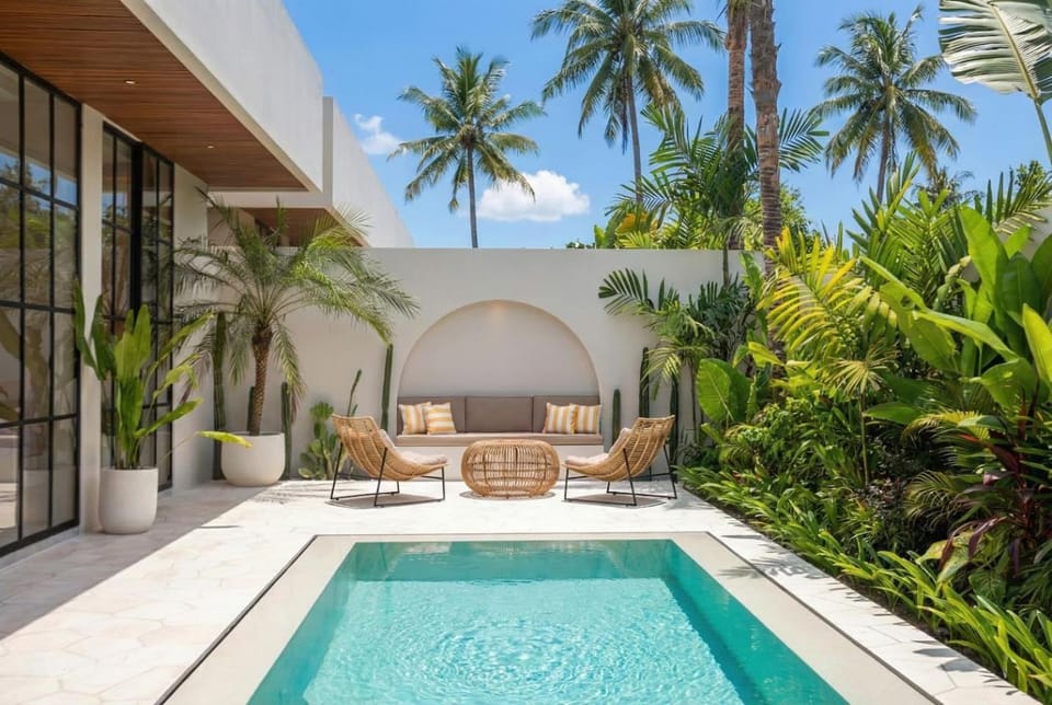 Day, Swimming pool