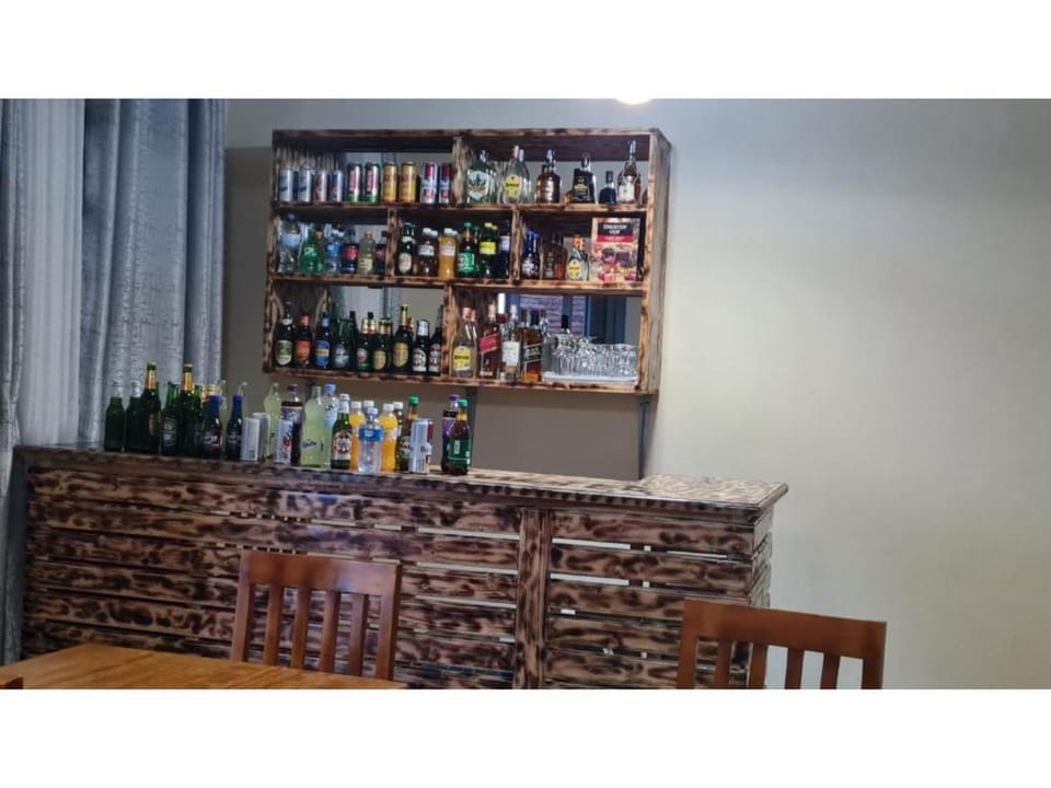 Lounge or bar, Seating area, Alcoholic drinks