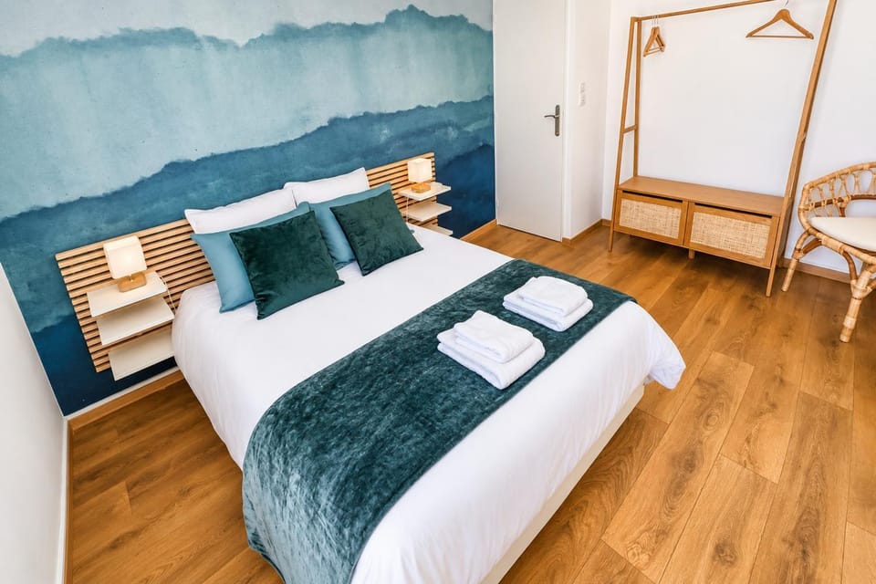 Bed, Photo of the whole room, Bedroom, towels, wardrobe