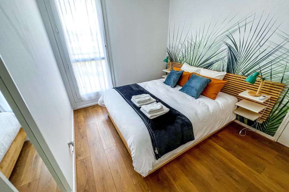 Bed, Photo of the whole room, Bedroom, towels