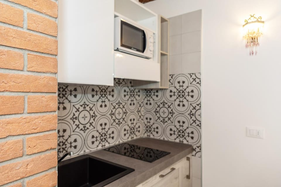 Kitchen or kitchenette, minibar, stove