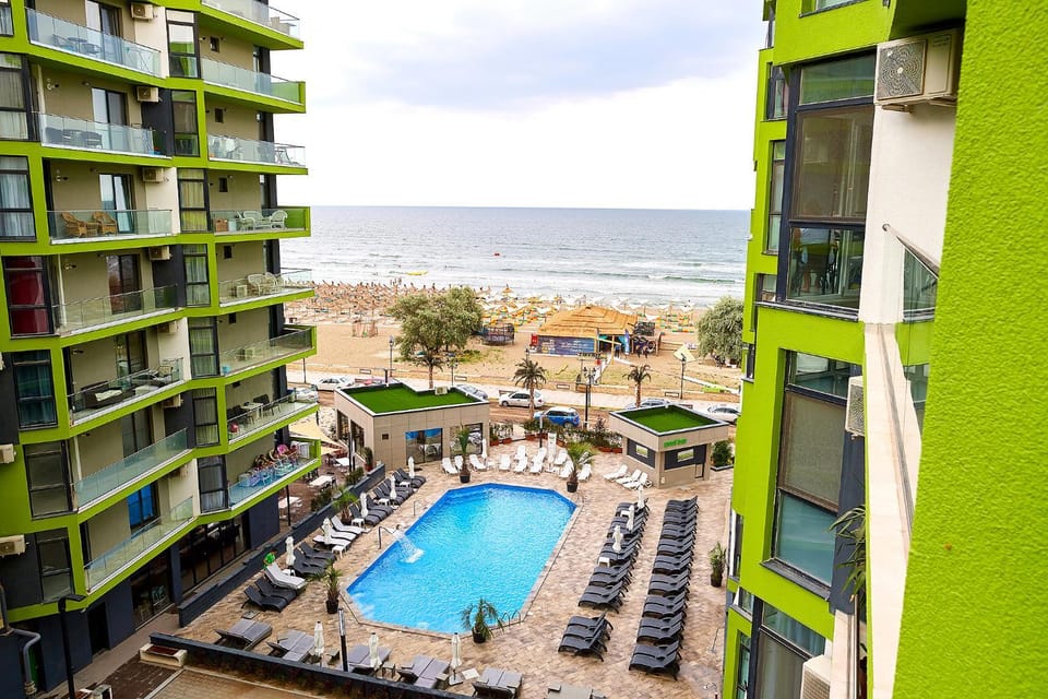 Property building, Day, Bird's eye view, View (from property/room), Beach, Pool view, Sea view, Swimming pool