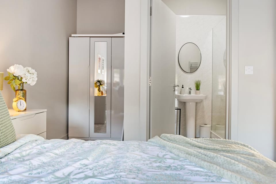 Bed, Photo of the whole room, Bedroom, wardrobe