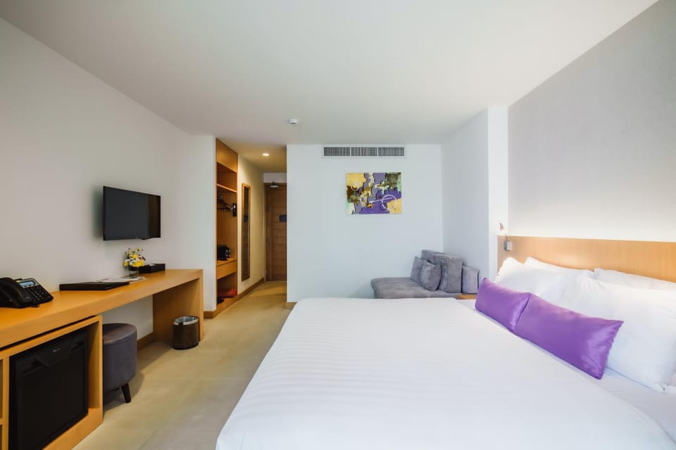 Bed, TV and multimedia, Photo of the whole room, Bedroom
