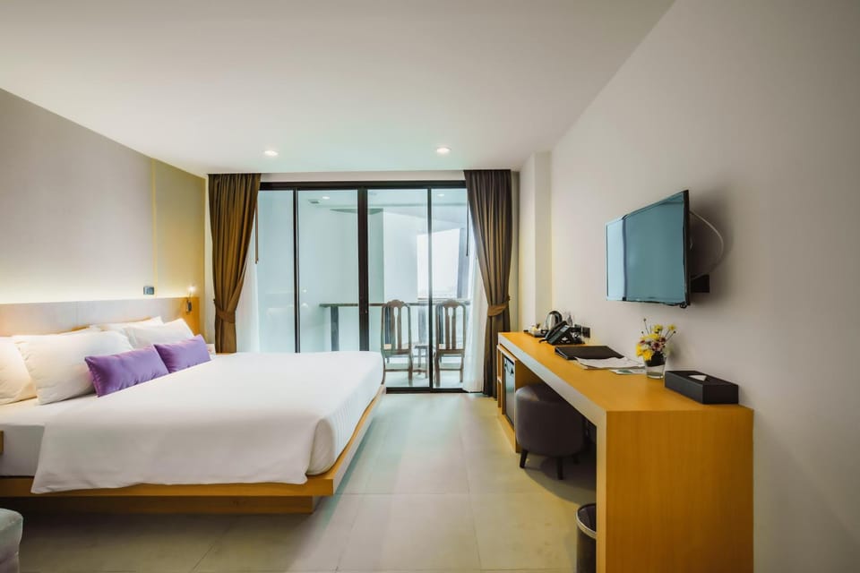 Bed, TV and multimedia, Photo of the whole room, Bedroom