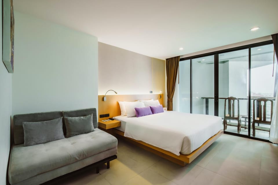 Bed, Seating area, Bedroom