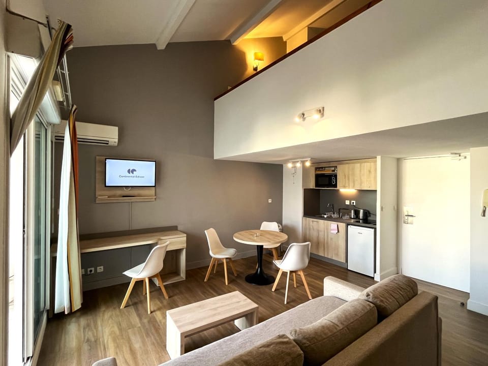 TV and multimedia, Kitchen or kitchenette, Living room, Seating area, air conditioner