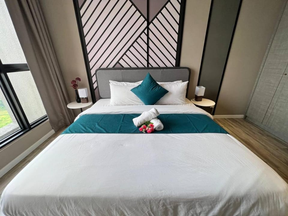 Bed, Photo of the whole room, Bedroom, towels