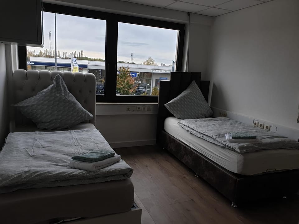 Bed, Bedroom, towels