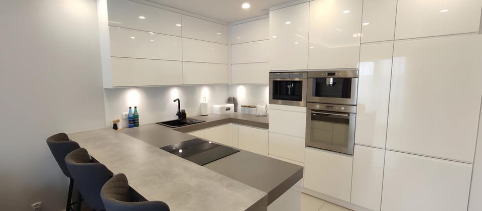 Kitchen or kitchenette, Dining area, dishwasher, minibar, oven, stove
