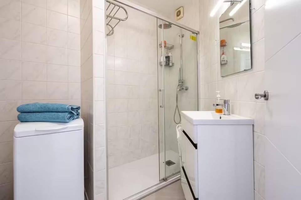 Shower, Bathroom, towels, washing machine