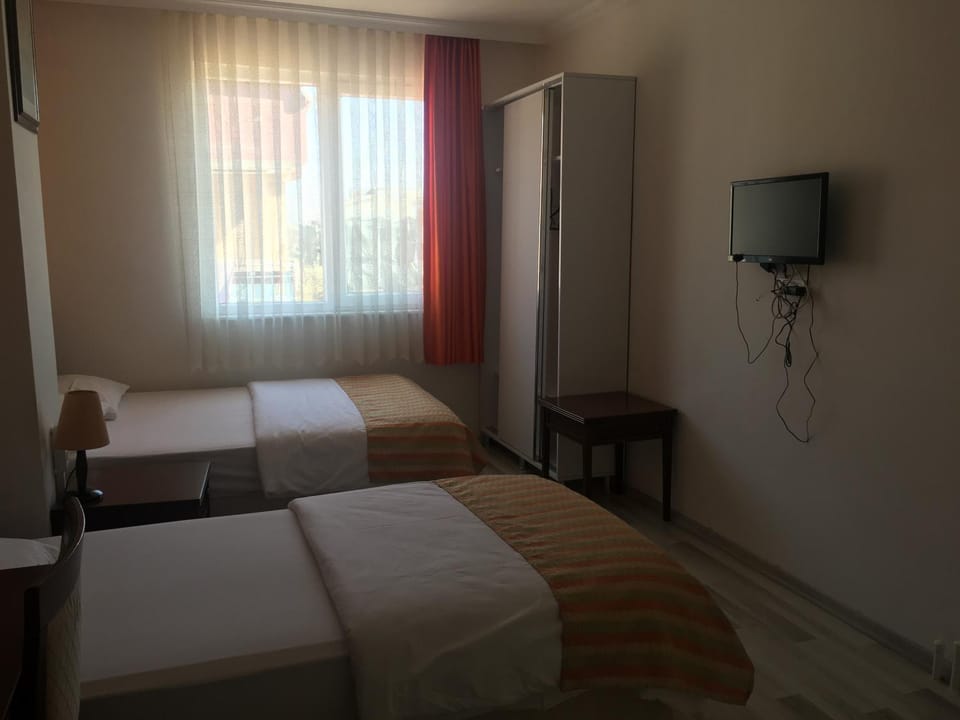 Bed, TV and multimedia, Bedroom, Garden view