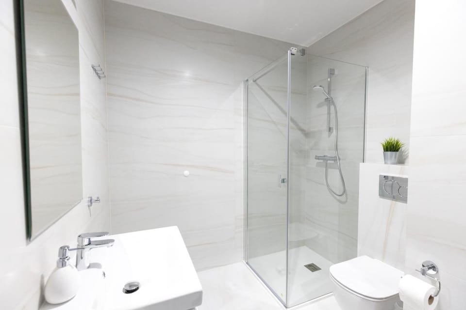 Shower, Toilet, Bathroom, towels