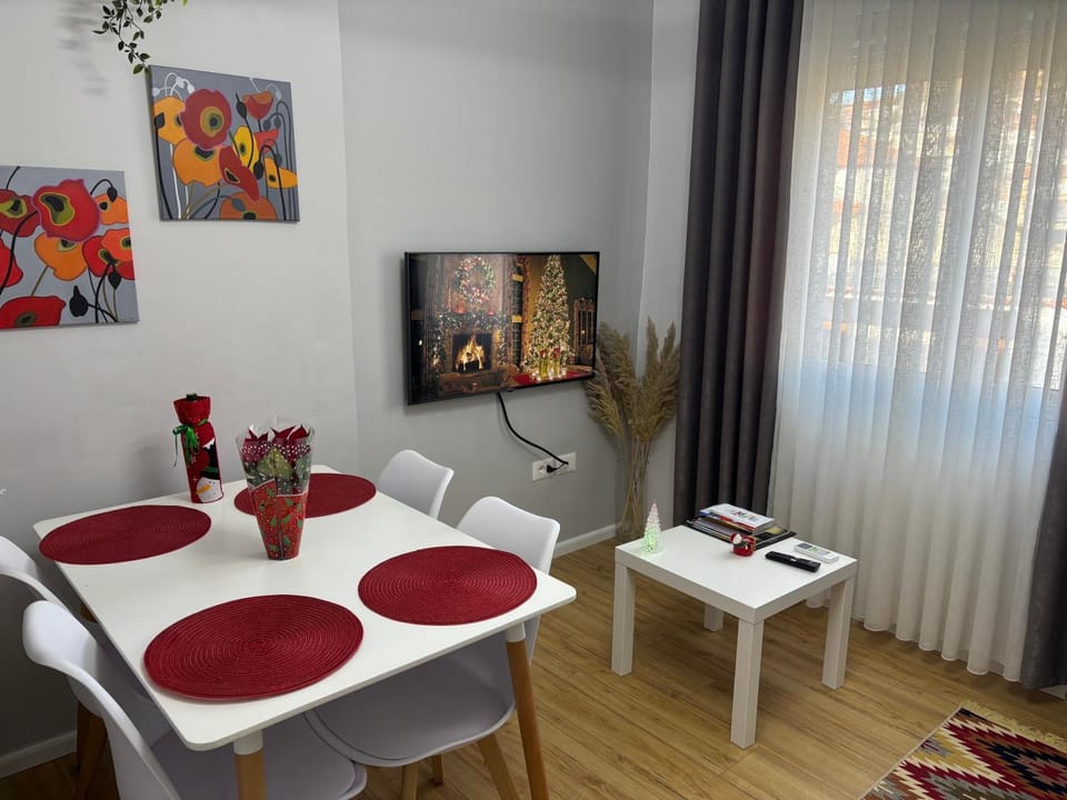 TV and multimedia, Living room, Seating area, Dining area