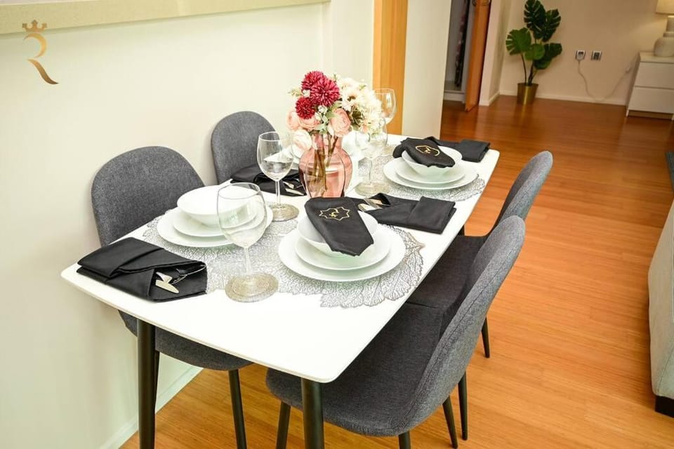 Living room, Food and drinks, Seating area, Dining area, Food