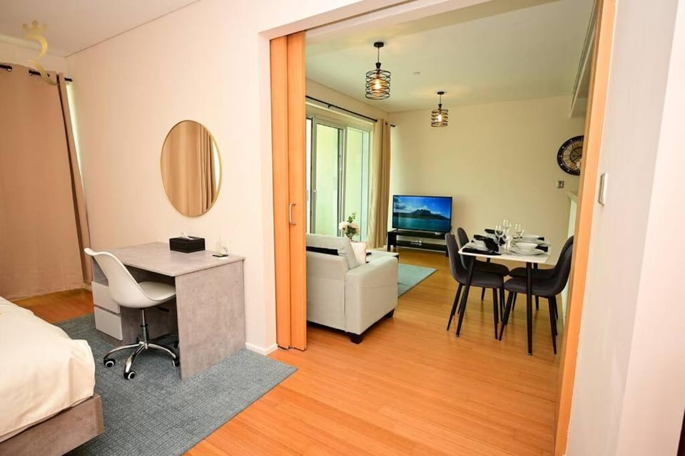 Bed, TV and multimedia, Living room, Photo of the whole room, Seating area, Dining area, Bedroom, hair dresser