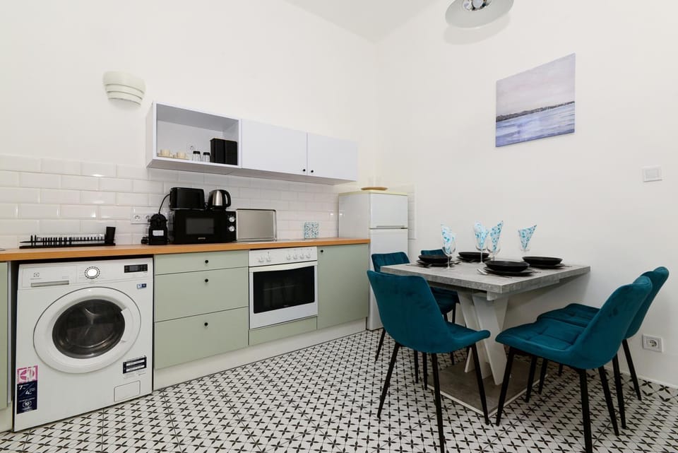 Kitchen or kitchenette, oven, washing machine