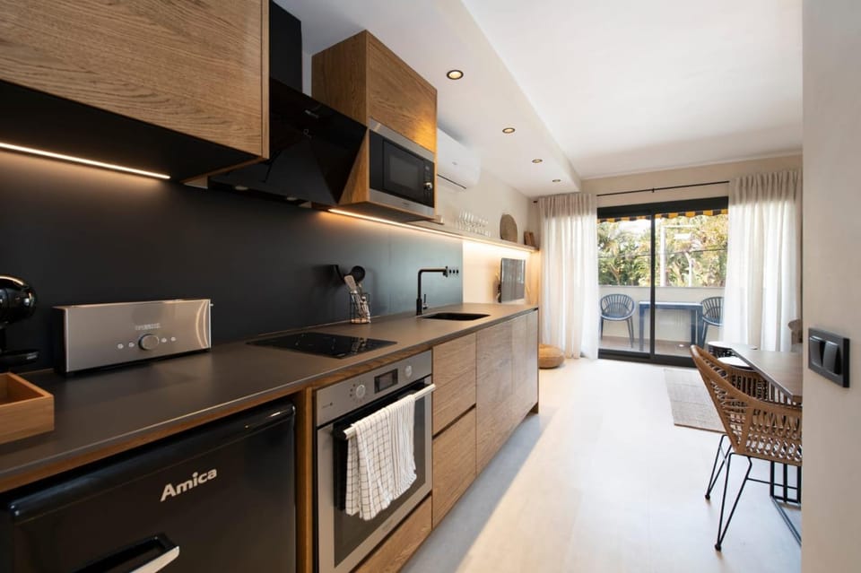 Kitchen or kitchenette, Dining area, oven, stove, toaster