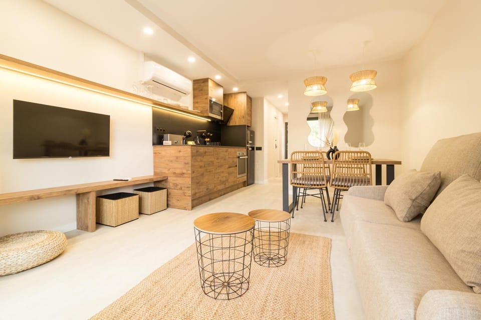 Communal lounge/ TV room, TV and multimedia, Kitchen or kitchenette, Living room, Seating area, Dining area, air conditioner
