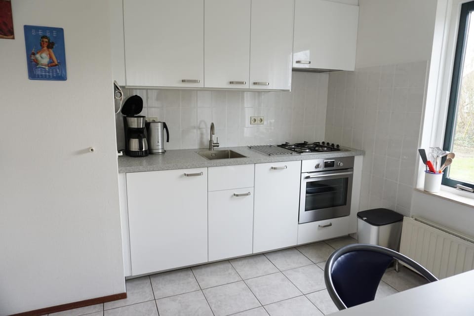 Coffee/tea facilities, oven, stove, kitchen