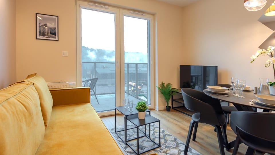 Activities, TV and multimedia, Living room, Seating area, Dining area