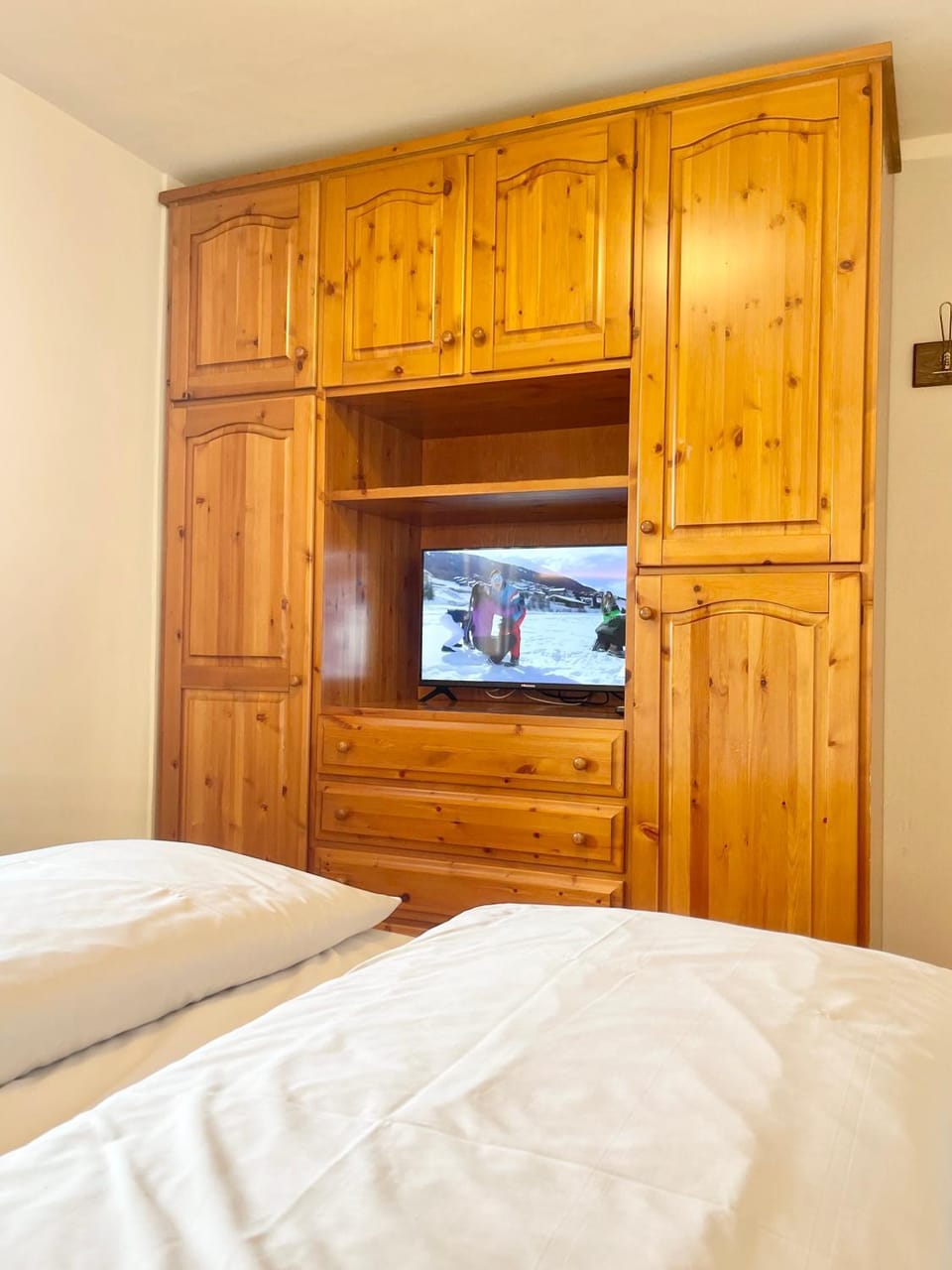 Bed, TV and multimedia, Bedroom, wardrobe